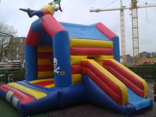 Springkussen Zeerover met glijbaan